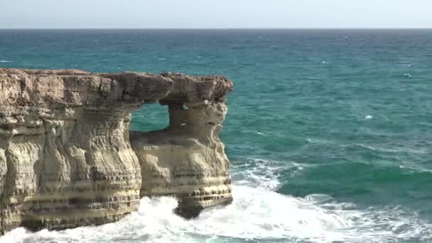 海の美しい岩と波 ターコイズの水で美しい海岸線 アフロディーテの岩 キプロス パフォスで有名な観光目的地のランドマーク — ストック動画