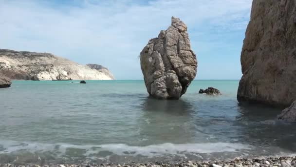 海の美しい岩と波 ターコイズの水で美しい海岸線 アフロディーテの岩 キプロス パフォスで有名な観光目的地のランドマーク — ストック動画