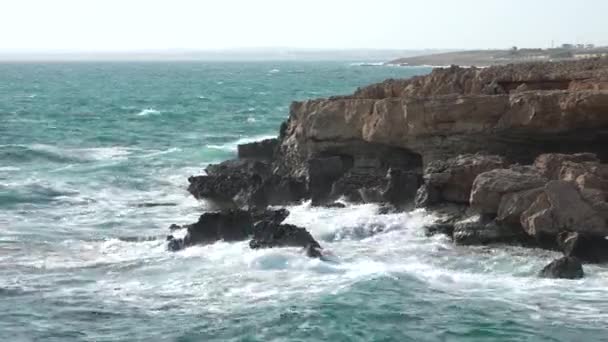 Красивые Скалы Волны Океане Красивое Побережье Бирюзовой Водой Скала Афродиты — стоковое видео