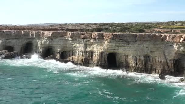 Όμορφα Βράχια Και Κύματα Στον Ωκεανό Όμορφη Ακτογραμμή Γαλαζοπράσινα Νερά — Αρχείο Βίντεο