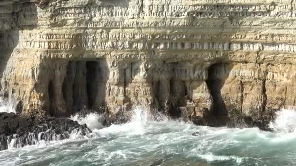 Krásné Skály Vlny Oceánu Krásné Pobřeží Tyrkysovou Vodou Afroditská Skála — Stock video