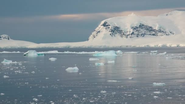 Instortende Ijsberg Stille Schoonheid Van Ijsberg Antarctica Drijvende Ijsberg Opwarming — Stockvideo