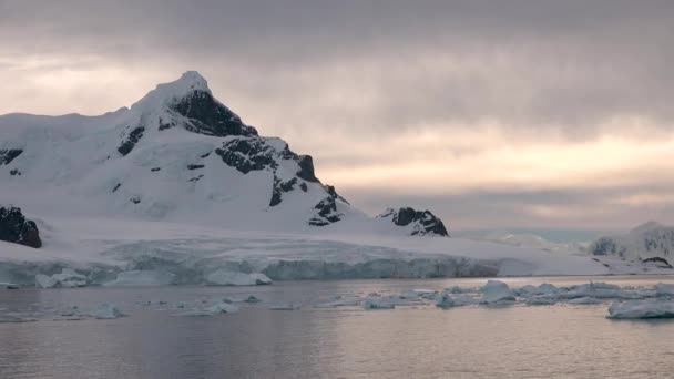 Κατάρρευση Παγόβουνου Σιωπηλή Ομορφιά Του Παγόβουνου Στην Ανταρκτική Παγόβουνο Υπερθέρμανση — Αρχείο Βίντεο