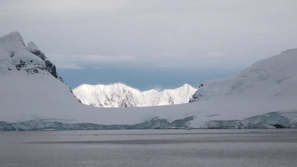 Upadająca Góra Lodowa Ciche Piękno Góry Lodowej Antarktydzie Dryfująca Góra — Wideo stockowe