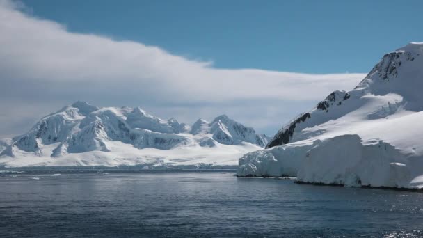 Upadająca Góra Lodowa Ciche Piękno Góry Lodowej Antarktydzie Dryfująca Góra — Wideo stockowe