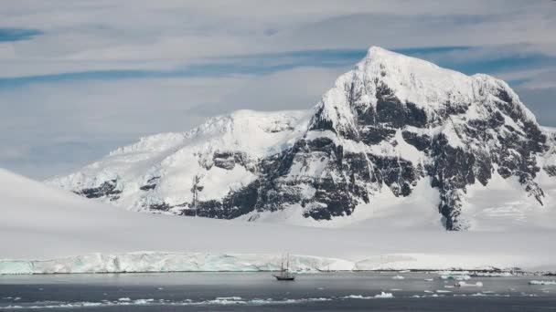アイスバーグの崩壊 南極の氷山の静かな美しさ 氷山を漂流する 地球温暖化 生態学的状況 氷の融解 南極海の冷たい砂漠の性質 美しい風景 — ストック動画