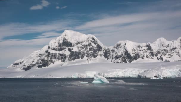 Kollabierender Eisberg Stille Schönheit Des Eisbergs Der Antarktis Treibender Eisberg — Stockvideo