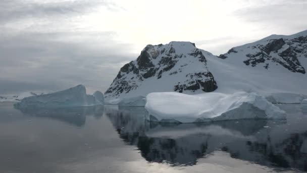 崩塌的冰山 南极洲冰山无声的美丽 漂流的冰山 全球变暖 生态状况 冰融化 南极海的寒冷的荒漠性质 美丽的风景 — 图库视频影像