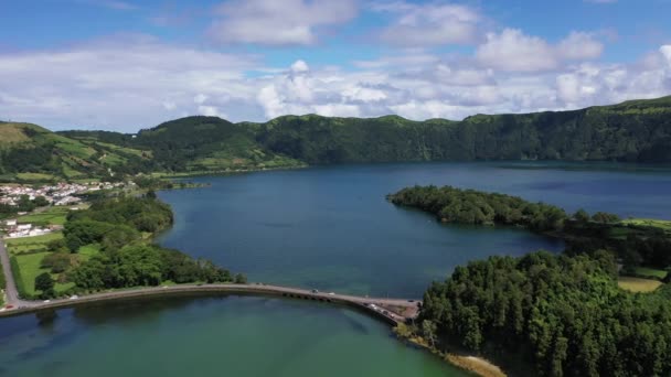 Όμορφα Τοπία Των Αζορών Αεροφωτογραφία Κινηματογραφικές Μπλε Λίμνες Πράσινα Βουνά — Αρχείο Βίντεο