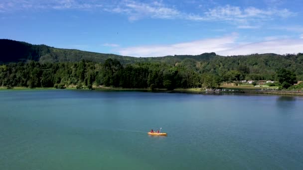 Prachtige Landschappen Van Azoren Luchtfoto Cinematische Blauwe Meren Groene Bergen — Stockvideo