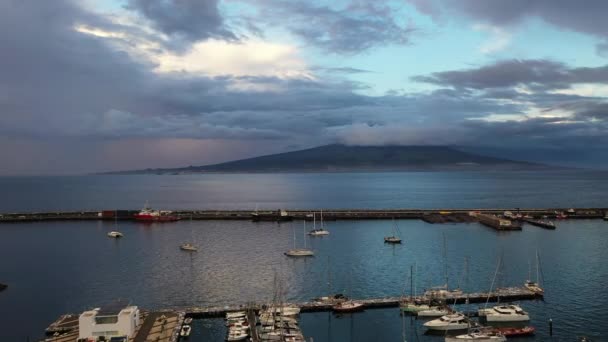 Wunderschöne Landschaften Der Azoren Luftaufnahme Filmblaue Seen Grüne Berge Tropische — Stockvideo
