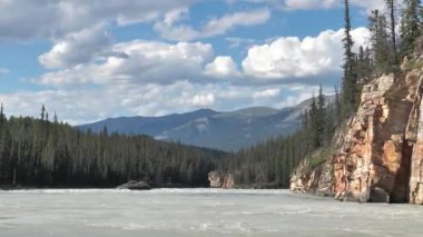 Kanada 'nın doğası. Dağları, ormanları, gölleri ve buzulları olan manzaralar. Kanadalı Rocky Dağları 'ndaki buzul gölü. Titrek bulutlu bir yaz günü boyunca..