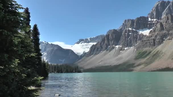 加拿大的性质 有高山 湖泊和冰川的景观 在一个多云的夏日 加拿大落基山脉景观中的冰川湖 — 图库视频影像