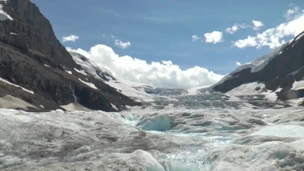 加拿大的性质 有高山 湖泊和冰川的景观 在一个多云的夏日 加拿大落基山脉景观中的冰川湖 — 图库视频影像