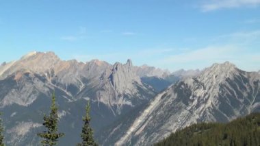 Doğa. Banff Park 'ın manzaraları. Dağlar, ormanlar ve nehirler. Kanada 'ya seyahat.