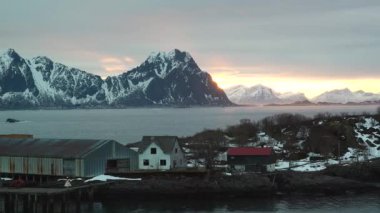 Seyahat arazisi. Norveç 'in doğası. Lofoten Adaları 'nın karlı dağları. Kışın kıyı şeridi karla kaplanmış, fiyort manzarası, suda yansıma..