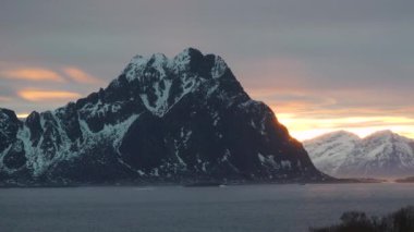 Seyahat arazisi. Norveç 'in doğası. Lofoten Adaları 'nın karlı dağları. Kışın kıyı şeridi karla kaplanmış, fiyort manzarası, suda yansıma..