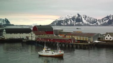 Seyahat arazisi. Norveç 'in doğası. Lofoten Adaları 'nın karlı dağları. Kışın kıyı şeridi karla kaplanmış, fiyort manzarası, suda yansıma..