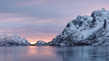 Seyahat arazisi. Norveç 'in doğası. Lofoten Adaları 'nın karlı dağları. Kışın kıyı şeridi karla kaplanmış, fiyort manzarası, suda yansıma..