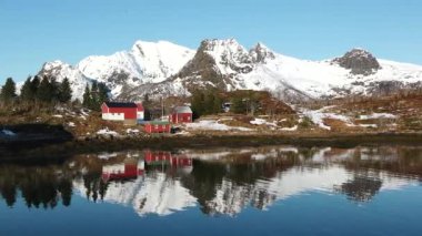 Seyahat arazisi. Norveç 'in doğası. Lofoten Adaları 'nın karlı dağları. Kışın kıyı şeridi karla kaplanmış, fiyort manzarası, suda yansıma..