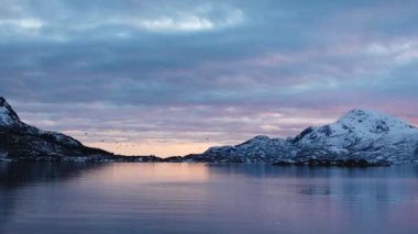 Seyahat arazisi. Norveç 'in doğası. Lofoten Adaları 'nın karlı dağları. Kışın kıyı şeridi karla kaplanmış, fiyort manzarası, suda yansıma..