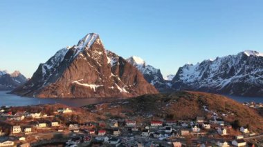 Norveç. Lofoten Adaları. Hava görüntüsü. Deniz suyuna yansıyan beyaz karla kaplı dağlık kayalık tepelerin nefes kesici kuş bakışı görüntüsü. Kışın Lofoten 'in nefes kesici panoramik fiyortları.