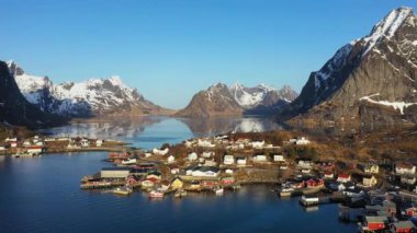 Norveç. Lofoten Adaları. Hava görüntüsü. Deniz suyuna yansıyan beyaz karla kaplı dağlık kayalık tepelerin nefes kesici kuş bakışı görüntüsü. Kışın Lofoten 'in nefes kesici panoramik fiyortları.
