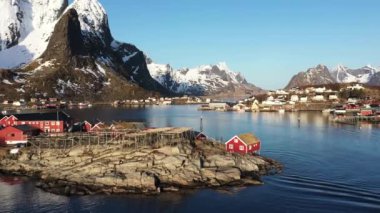 Norveç. Lofoten Adaları. Hava görüntüsü. Deniz suyuna yansıyan beyaz karla kaplı dağlık kayalık tepelerin nefes kesici kuş bakışı görüntüsü. Kışın Lofoten 'in nefes kesici panoramik fiyortları.