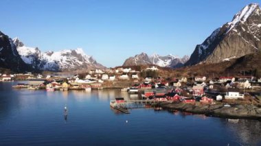 Norveç. Lofoten Adaları. Hava görüntüsü. Deniz suyuna yansıyan beyaz karla kaplı dağlık kayalık tepelerin nefes kesici kuş bakışı görüntüsü. Kışın Lofoten 'in nefes kesici panoramik fiyortları.