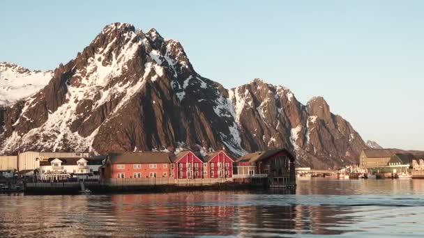ロフテン諸島の赤い木製のロルブキャビン 伝統的な漁村は 雪の周辺に赤いロルブハウスを持っています 静かな風景が水に美しく映し出されています ノルウェー — ストック動画