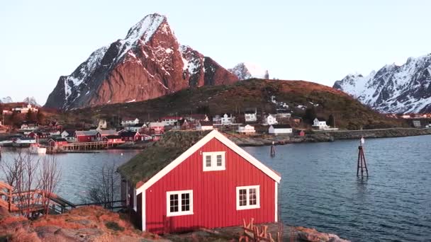 Κόκκινες Ξύλινες Καμπίνες Rorbu Στα Νησιά Lofoten Παραδοσιακό Ψαροχώρι Κόκκινα — Αρχείο Βίντεο