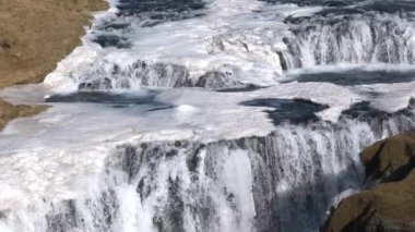 İzlanda manzarası, kışın donmuş şelale, su ve buzun büyülü bir yeri, saf turkuaz su, dev bir akıntısı olan buzul nehri..