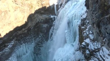 İzlanda manzarası, kışın donmuş şelale, su ve buzun büyülü bir yeri, saf turkuaz su, dev bir akıntısı olan buzul nehri..