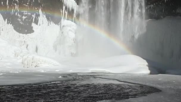アイスランドの風景 冬の凍った滝 水と氷の魔法の冬の場所 純粋なターコイズの水 巨大な流れを持つ氷河の川 — ストック動画
