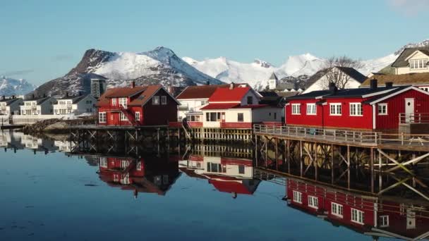 놀라운 여행입니다 일몰에 겨울에 Rorbuer의 드론에서 로포텐 노르웨이 피요르드 바위의 — 비디오