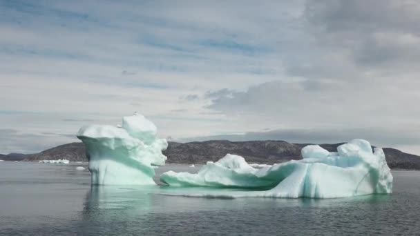 Zimowy Krajobraz Ośnieżone Góry Zatoka Morska Piękna Natura Norwegia Wyspy — Wideo stockowe