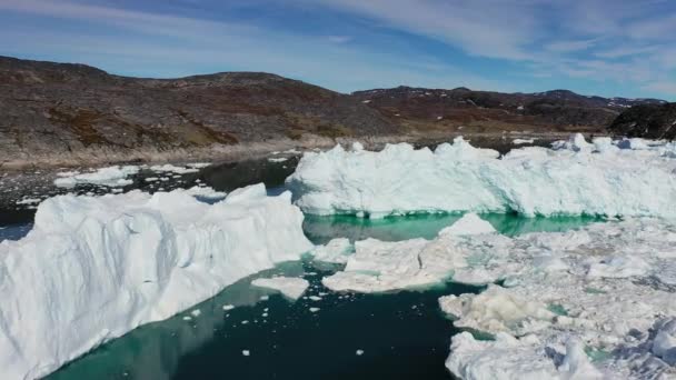 인상적인 노르웨이 피요르드 크루즈 산에서 시네마틱 얼음으로 피요르드로 둘러싸인 노르웨이 — 비디오