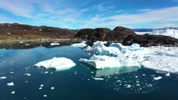 印象的な旅 ノルウェーのフィヨルド サンセット クルーズ 雪山のシネマティックなピンクの日没 雪と氷で覆われたフィヨルドに囲まれたノルウェーの北極海の風景 トラベルコンセプト — ストック動画