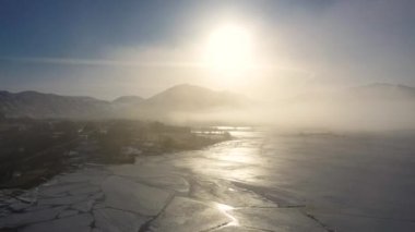 Güzel Lofoten Adaları 'nın buz kütleli kış manzaralı havadan panorama görüntüsü. Lofoten Adaları, Norveç. Fiyordun güzel doğal manzarası karla kaplı dağlarla çevrili..
