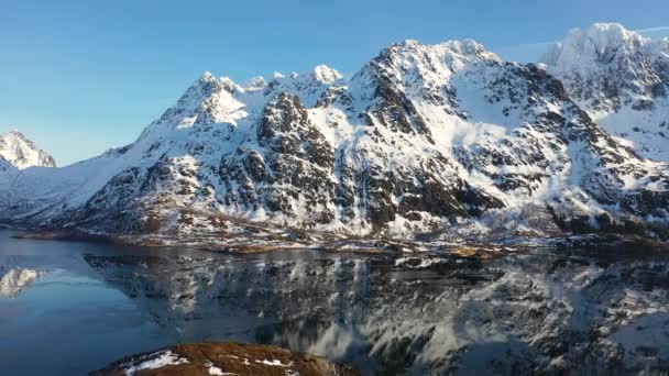在空中俯瞰美丽的罗浮敦群岛冬季景色 有冰层 挪威罗浮敦群岛 美丽的峡湾自然景观被白雪覆盖的高山环绕 — 图库视频影像