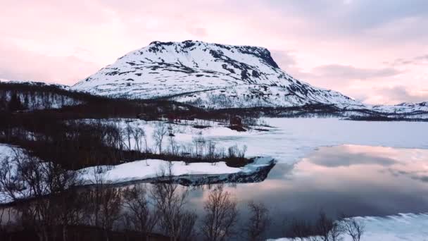 美しいロフテン諸島の冬の風景を眺める空中パノラマドローンビュー ノルウェーのロフォテン諸島 雪に覆われた山々に囲まれたフィヨルドの美しい自然景観 — ストック動画