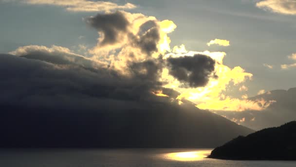 Působivé Cesty Norský Fjord Sunset Cruise Filmový Růžový Západ Slunce — Stock video