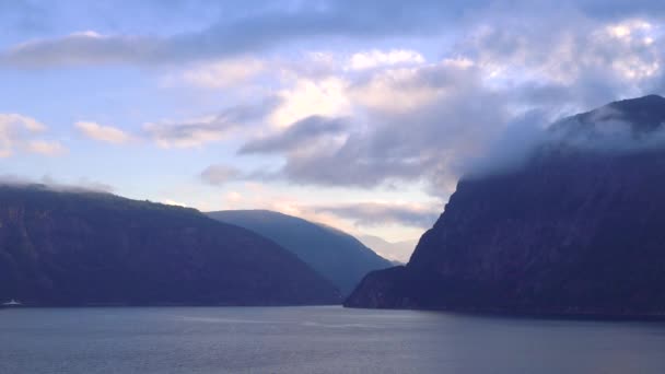 Indrukwekkende Reizen Noorse Fjord Sunset Cruise Cinematische Roze Zonsondergang Besneeuwde — Stockvideo