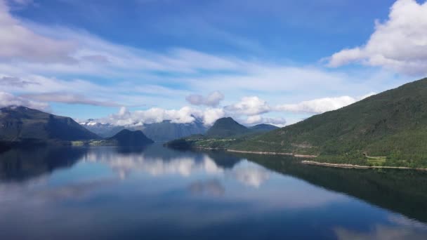 Etkileyici Yolculuklar Norveçli Fjord Sunset Cruise Karlı Dağda Sinematik Pembe — Stok video