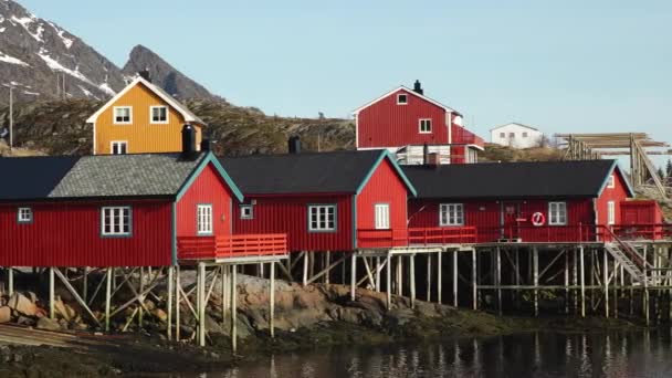Reflectie Het Water Sneeuwbergen Vissersdorp Heldere Rode Huizen Oceaan Lofoten — Stockvideo
