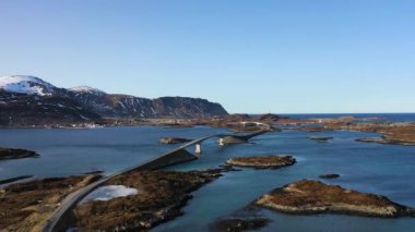 Modern yol köprüsü. Norveç 'te Lofoten Adaları' nda bir fiyort üzerinde köprü. Atlantic Yolu. Dünyanın en güzel ve sıra dışı yollarından biri. Hava görünümü.