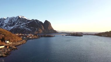 Modern yol köprüsü. Norveç 'te Lofoten Adaları' nda bir fiyort üzerinde köprü. Atlantic Yolu. Dünyanın en güzel ve sıra dışı yollarından biri. Hava görünümü.