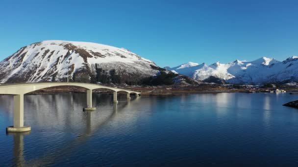 Puente Carretera Moderno Puente Sobre Fiordo Noruega Las Islas Lofoten — Vídeos de Stock