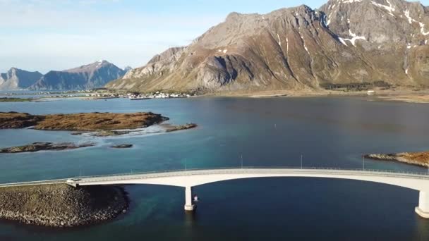 現代の道路橋 ノルウェーのフィヨルドを渡ってロフォンテ諸島へ アトランティックロード 世界で最も美しく珍しい道路の一つです エアリアルビュー — ストック動画