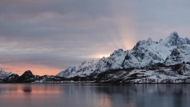Viagens Impressionantes Norwegian Fjord Sunset Cruise Pôr Sol Rosa Cinematográfico — Vídeo de Stock